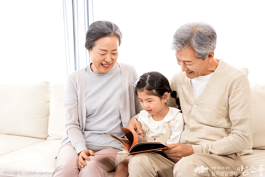 애착 관계 대상은 영아 시기를 누구의 손에서 자랐느냐에 따라 달라집니다.